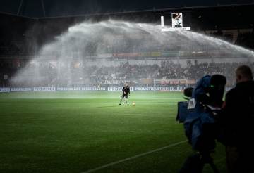 FIFA偏袒阿根廷？英媒列出5大证据：抽签更有利，梅西逃红牌（配图示意）